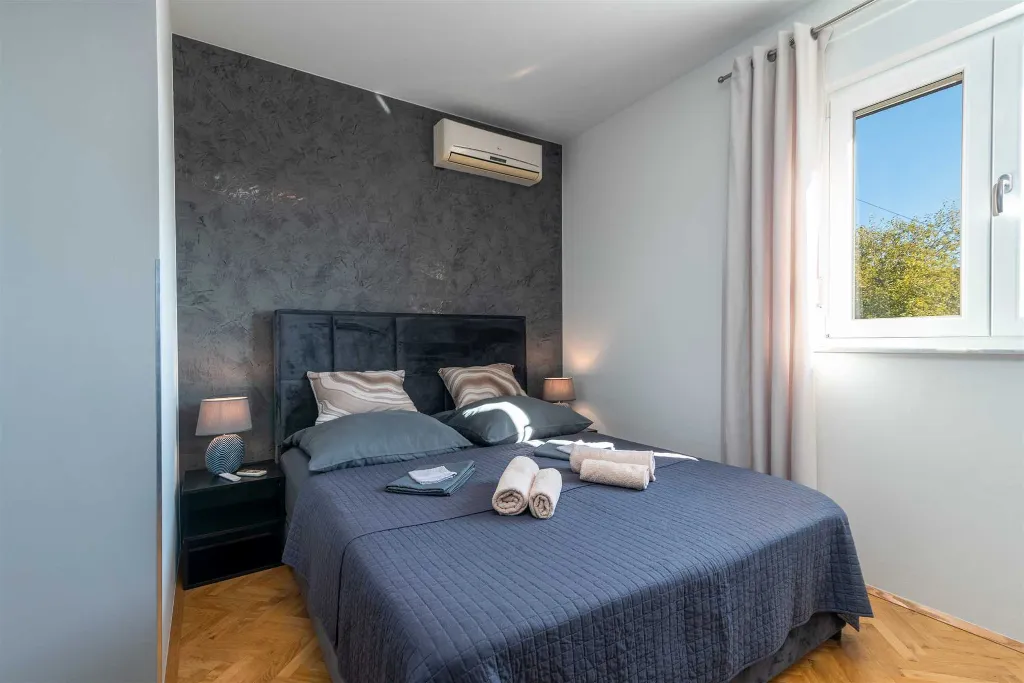 Trogir 2-Bedroom Apartment with Dedicated Parking
