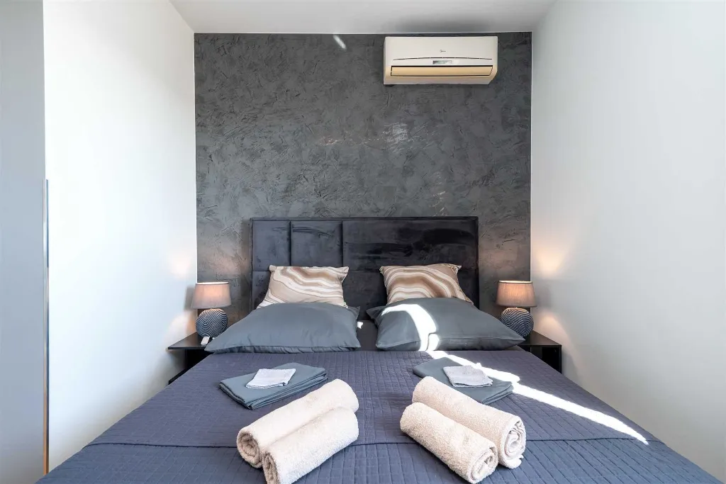 Trogir 2-Bedroom Apartment with Dedicated Parking