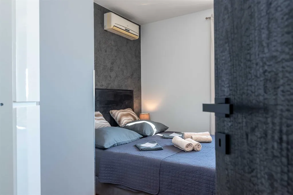 Trogir 2-Bedroom Apartment with Dedicated Parking