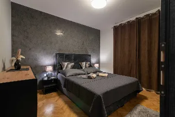 Trogir 2-Bedroom Apartment with Dedicated Parking