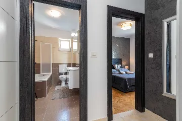 Trogir 2-Bedroom Apartment with Dedicated Parking
