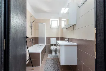 Trogir 2-Bedroom Apartment with Dedicated Parking