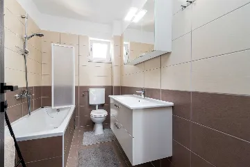 Trogir 2-Bedroom Apartment with Dedicated Parking