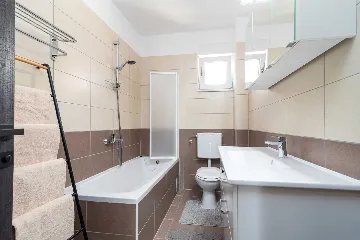 Trogir 2-Bedroom Apartment with Dedicated Parking