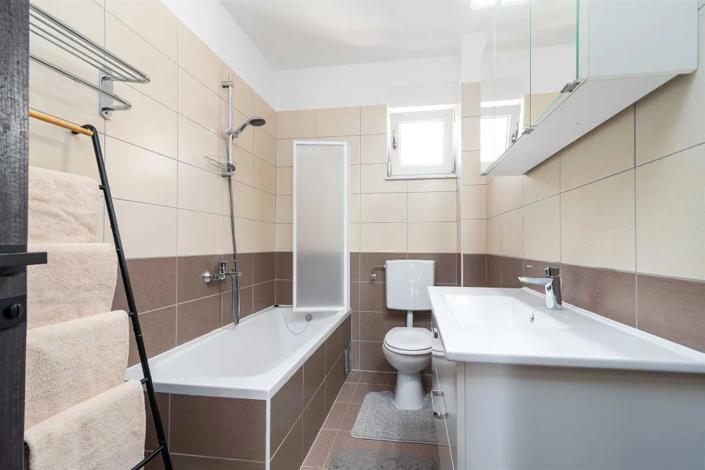 Trogir 2-Bedroom Apartment with Dedicated Parking