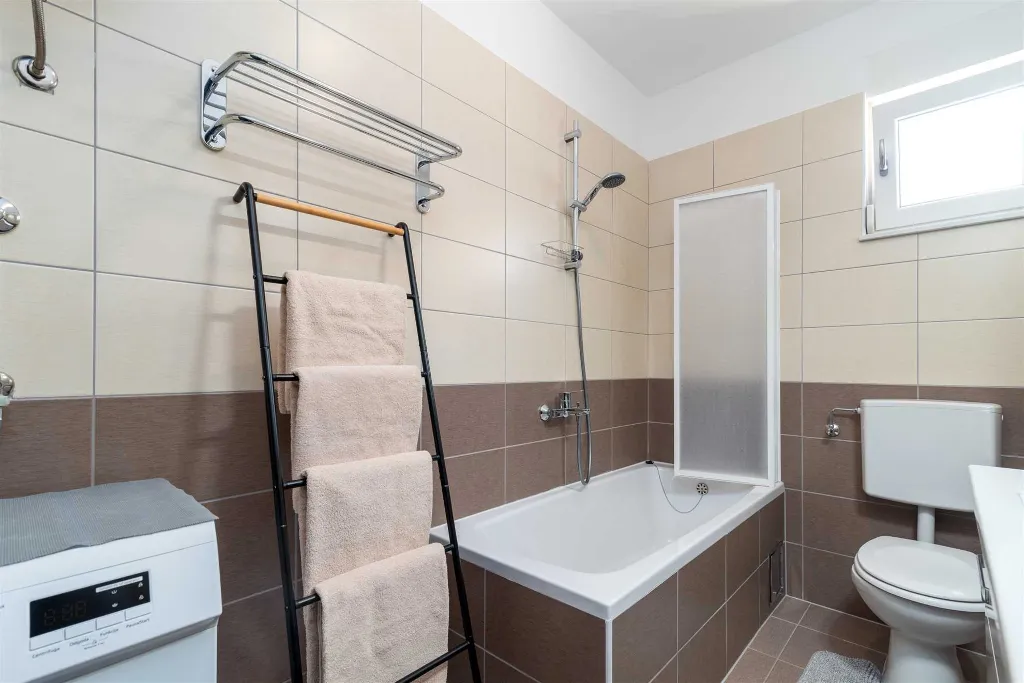 Trogir 2-Bedroom Apartment with Dedicated Parking