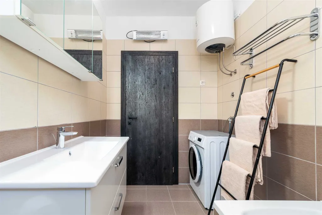 Trogir 2-Bedroom Apartment with Dedicated Parking