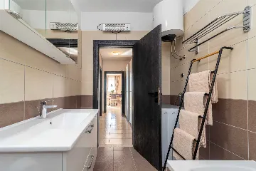 Trogir 2-Bedroom Apartment with Dedicated Parking