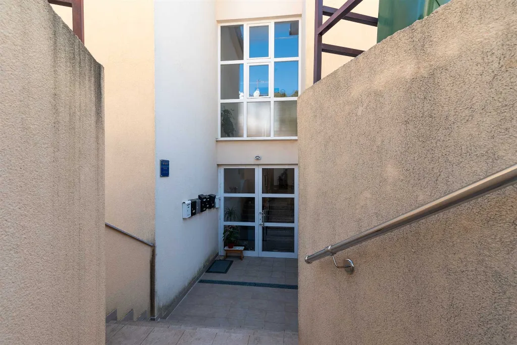 Trogir 2-Bedroom Apartment with Dedicated Parking
