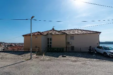 Trogir 2-Bedroom Apartment with Dedicated Parking