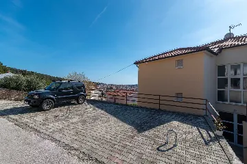 Trogir 2-Bedroom Apartment with Dedicated Parking