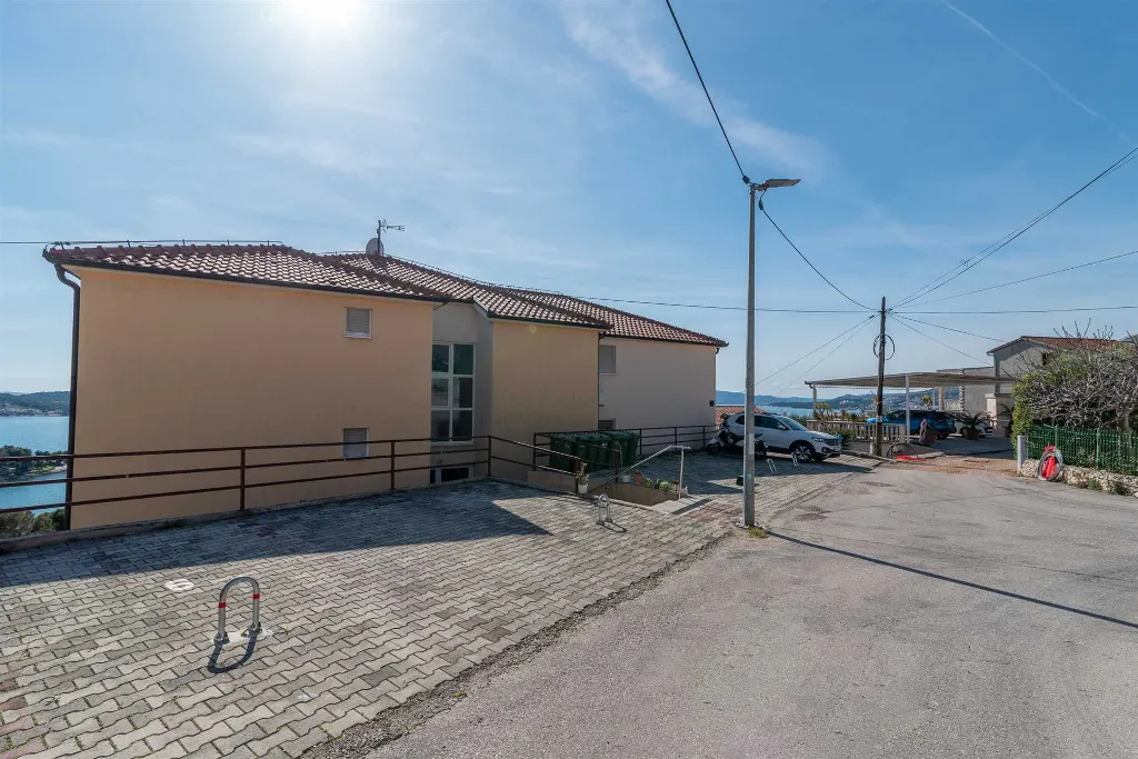 Trogir 2-Bedroom Apartment with Dedicated Parking