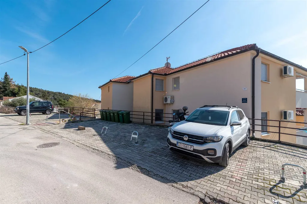 Trogir 2-Bedroom Apartment with Dedicated Parking