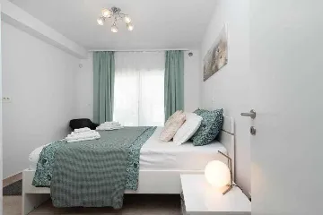 Okrug Gornji Apartment for 6 Guests