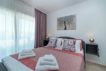 Okrug Gornji Apartment for 6 Guests