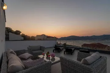 Okrug Gornji Apartment for 6 Guests