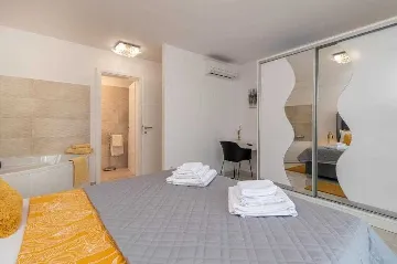 Okrug Gornji Apartment for 6 Guests