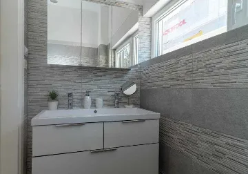 Okrug Gornji Apartment for 6 Guests