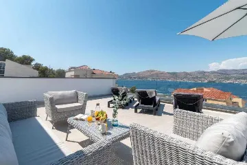 Okrug Gornji Apartment for 6 Guests