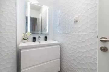 Okrug Gornji Apartment for 6 Guests