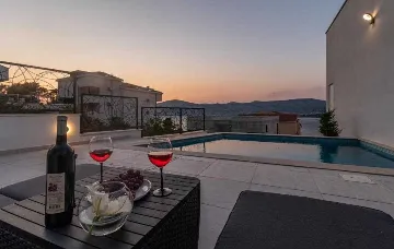 Okrug Gornji Apartment for 6 Guests