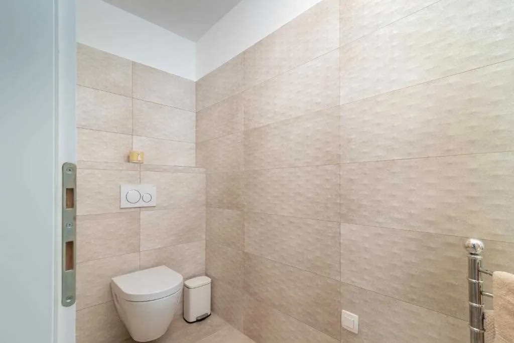 Okrug Gornji Apartment for 6 Guests