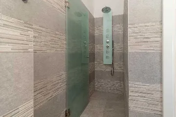 Okrug Gornji Apartment for 6 Guests