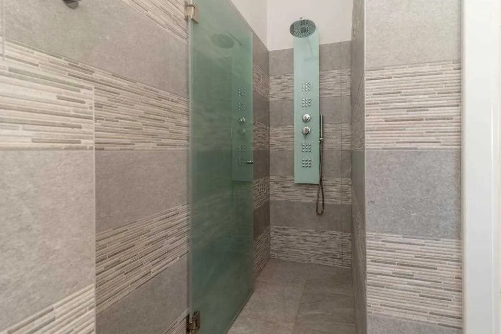 Okrug Gornji Apartment for 6 Guests
