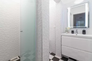 Okrug Gornji Apartment for 6 Guests