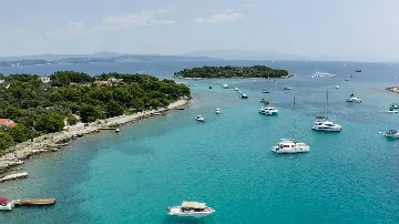 2-Bedroom Apartment in Okrug Gornji for 4 Guests