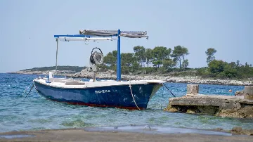 2-Bedroom Apartment in Okrug Gornji for 4 Guests