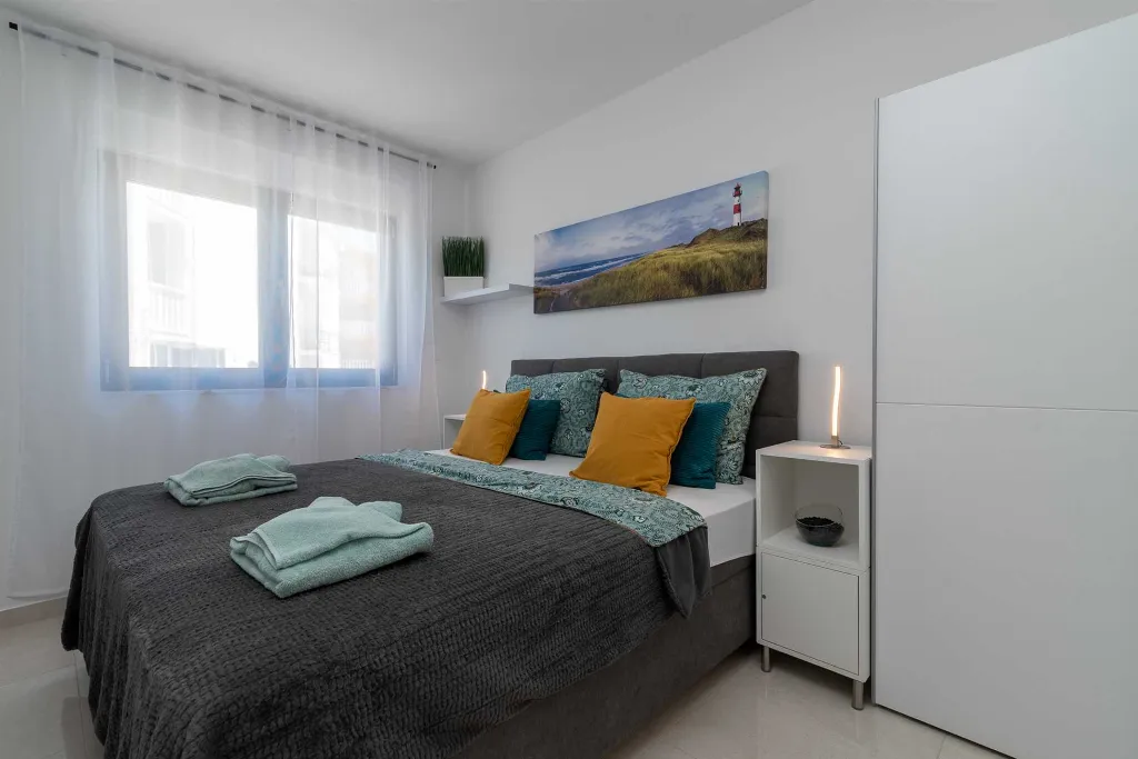 2-Bedroom Apartment in Okrug Gornji for 4 Guests