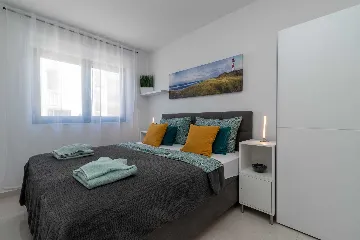 2-Bedroom Apartment in Okrug Gornji for 4 Guests