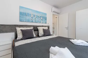 2-Bedroom Apartment in Okrug Gornji for 4 Guests