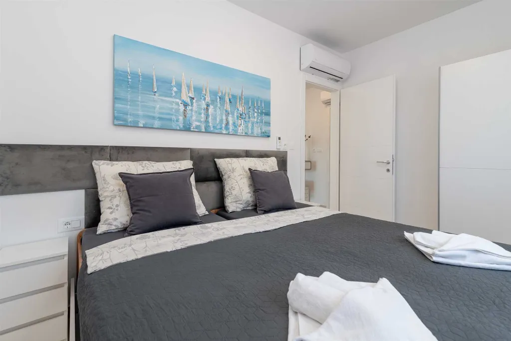 2-Bedroom Apartment in Okrug Gornji for 4 Guests