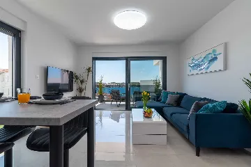 2-Bedroom Apartment in Okrug Gornji for 4 Guests