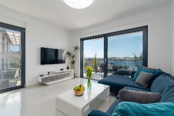 2-Bedroom Apartment in Okrug Gornji for 4 Guests