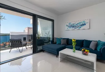 2-Bedroom Apartment in Okrug Gornji for 4 Guests