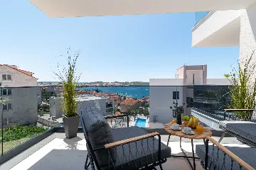 2-Bedroom Apartment in Okrug Gornji for 4 Guests