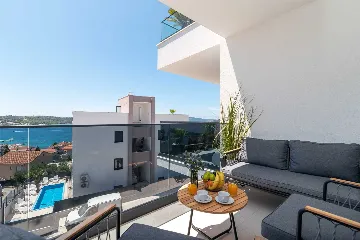 2-Bedroom Apartment in Okrug Gornji for 4 Guests