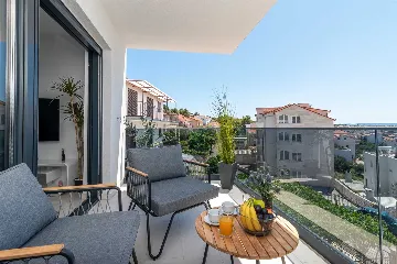 2-Bedroom Apartment in Okrug Gornji for 4 Guests