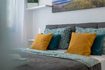 2-Bedroom Apartment in Okrug Gornji for 4 Guests