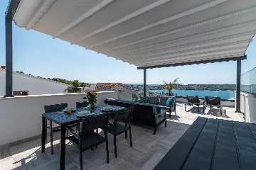 2-Bedroom Apartment in Okrug Gornji for 4 Guests