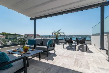 2-Bedroom Apartment in Okrug Gornji for 4 Guests