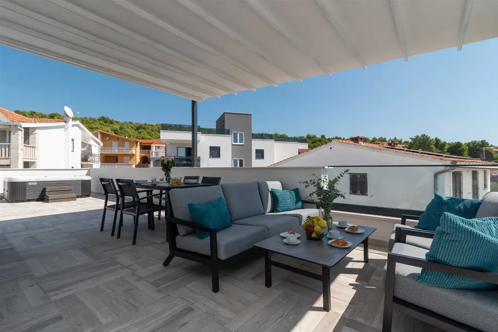 2-Bedroom Apartment in Okrug Gornji for 4 Guests