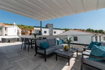 2-Bedroom Apartment in Okrug Gornji for 4 Guests