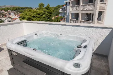 2-Bedroom Apartment in Okrug Gornji for 4 Guests