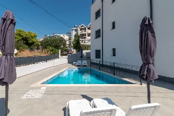 2-Bedroom Apartment in Okrug Gornji for 4 Guests