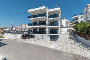 2-Bedroom Apartment in Okrug Gornji for 4 Guests