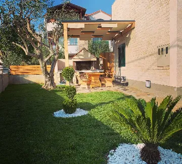 Holiday House in Privlaka (4 Bedrooms), Sleeps 8-10